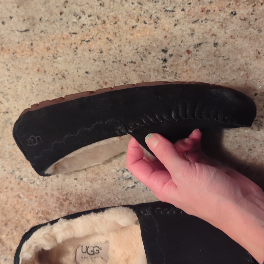 LIKE NEW UGG Scalloped Moc Slipper - Picture 5 of 11